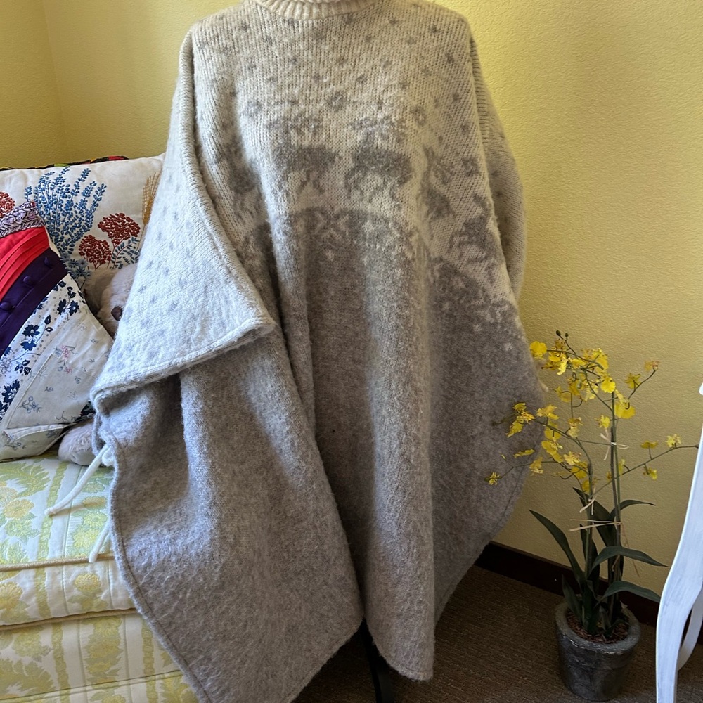 Icelandic wool vintage poncho from Truckee llama shop 1980s perfect condition